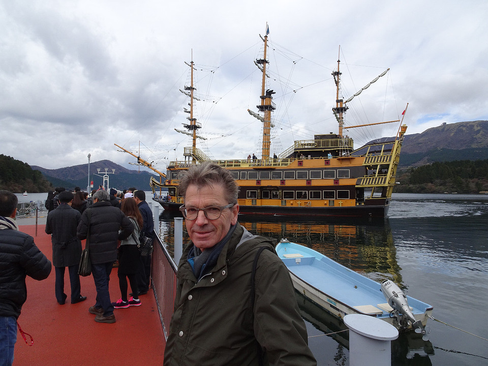 Ons piratenschip om over het vulkanische meer te varen, met Vietnamese toeristen