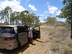 Onderweg in de Outback, stoffige weg