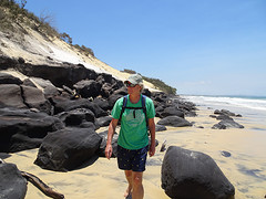 Zwarte stenen op Rainbow Beach