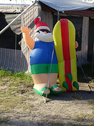 Op de camping, kerstman met surfplank