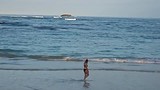 Peter toont het strand van Kahuku