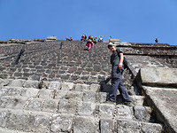 Teotihuacan. Tom bestijgt de tempel - piramide - van de maan