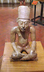 Oaxaca. Man met nu ook herkenbare Maya-trekken. Er staan hiërogliefen op (Museo de las Culturas)