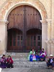 San Cristobal, indianen voor de kerk