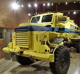 Jo'burg. Apartheidsmuseum. Monster tegen zwarte mensen. Het ding is een Casspir.
