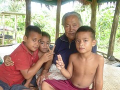 oma met kleinkinderen in fala