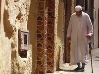 Man met stok in medina