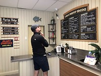 Visje uitzoeken bij oudste Fish & Chips café