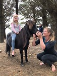 Nicht Annichje met dochter Athena bij de paarden