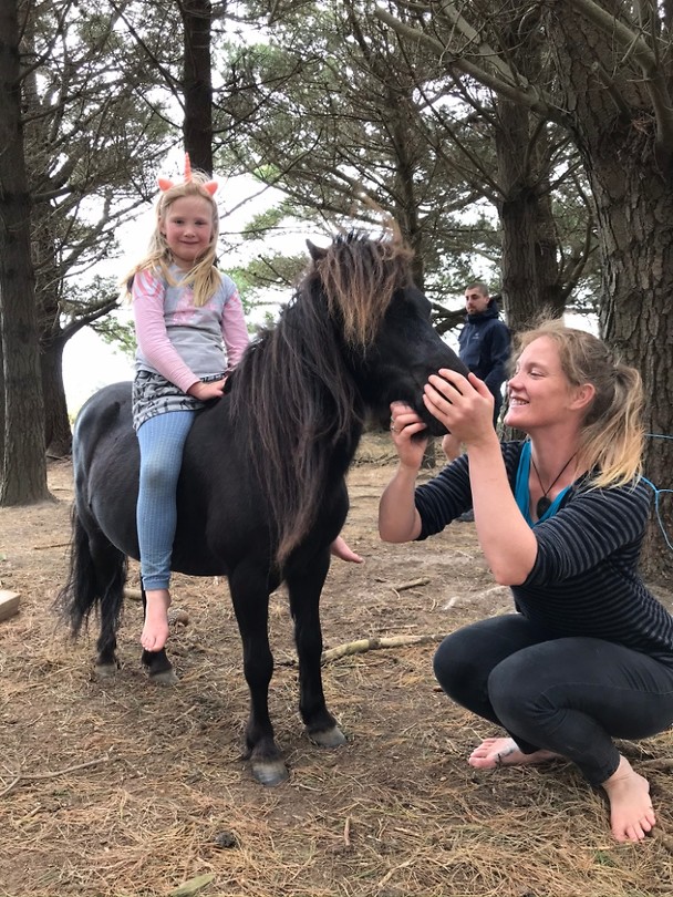 Nicht Annichje met dochter Athena bij de paarden