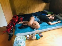 Helemaal doorweekt aangekomen in de hut