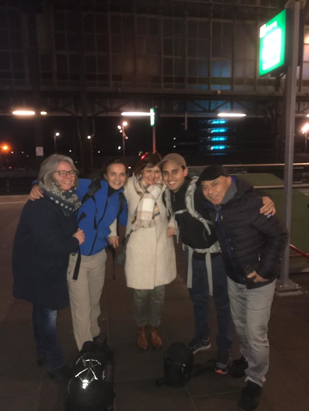 Jet, Loes, Harriët, Tom en George bij het afscheid in Hengelo | Foto ...