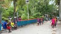Arborek: Lokale kinderen dansen op traditionele muziek