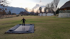 Lars op zijn geliefde trampoline
