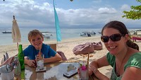met de voeten in het zand