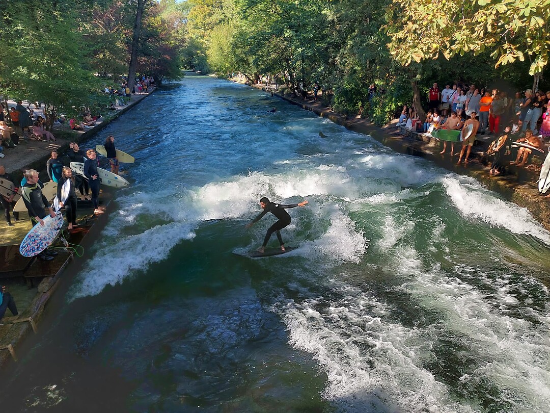 Surfers op Eisbachwelle
