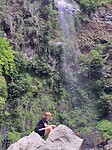 Lars bij de waterval (pipeline wandeling)