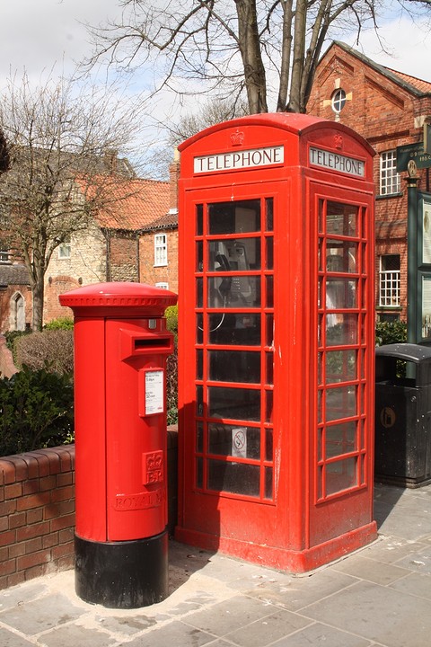 Engelse telefooncel en brievenbus