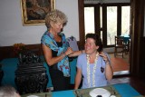 Miranda wordt door Ria gefeliciteerd