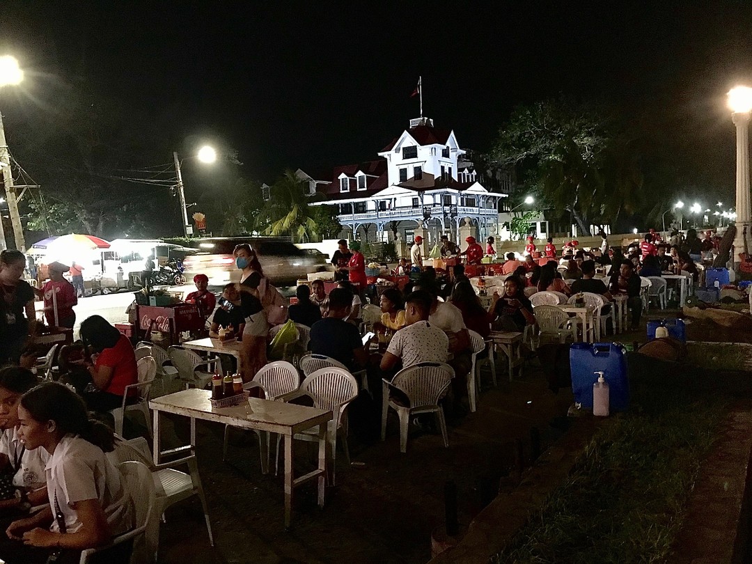 Avond op de Boulevard van Dumaquete
