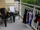 Het balkon met de natte kleding