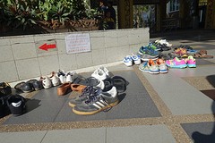schoenen uit!
