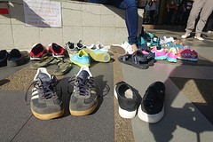 schoenen uit.!