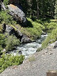 Rivier langs de weg naar beneden