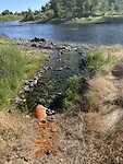 Het hete water stroomt in de rivier
