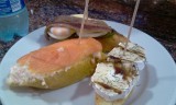 mijn lunch: 3 pinchos met een flesje water