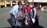 op de Plaza Mayor spelletjes voor jong en oud met fietsonderdelen