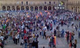 de koning treedt af en op de plaza mayor van Salamanca is een demonstratie voor een referendum