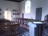 het dorp telt een paar huizen, de kerk een paar banken