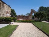 op de plaats van voormalig kasteel nu hotel Latour
