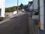 en dan moet je een hele steile straat terug