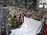 Schiphol, bloemen voor de slachtoffers van de vliegramp MH17