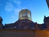 kathedraal met toren in het avondlicht