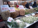 linksonder: pimientos de Padrón - daarnaast de baby tuinboontjes - daarboven slakken