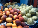 links de mango's - rechts de chirimoyas. Voor bij het ontbijt morgenochtend