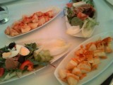 we delen de voorgerechten: patatas bravas en heerlijke salades