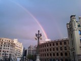 de korte bui trekt over: regenboog, zoek aan het einde het zakje met goud