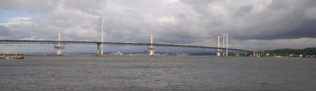 en de verkeersbrug die de stad verbindt met het noorden