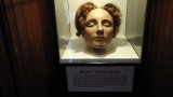 haar doodmasker: knappe lady