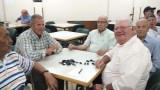 de bejaarden van Ubeda spelen domino