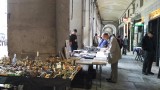 postzegelmarkt Plaza Mayor, Madrid op zondagochtend