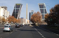 Paseo Castellan: Torres Kia met wolkenkrabbers op de achtergrond