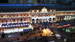en met de kerstverlichting aan en heuse ijsbaan voor de deur