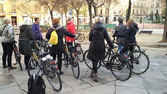 even uitleg van de gids op een plein