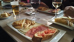 tortilla / serranoham / kaas / heerlijk brood met tomaat en een lekker wijntje