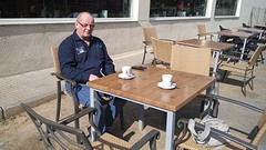 even koffie drinken langs de snelweg, maar wel in het zonnetje!!!!!!